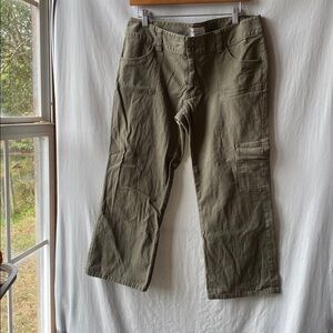 **Natural Fibers** Old Navy Women's Cropped Cargo Pants - Olive